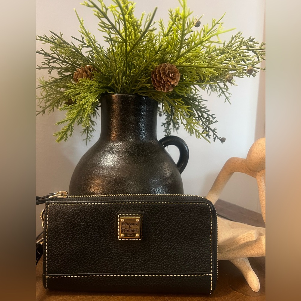 Dooney & Bourke Zip Wristlet (NWT)
